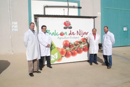 El alcalde de Níjar y el concejal de agricultura visitan la empresa Balcón de Níjar dedicada a la comercialización de tomate cherry ecológico
