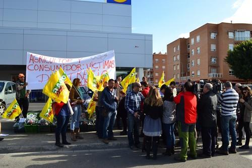 COAG Almería reparte cientos de hortalizas para denunciar el abuso de las cadenas y plataformas de distribución