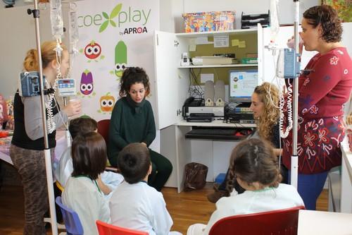 APROA lleva a los niños del aula hospitalaria de Torrecardenas las actividades del juego COEXPLAY