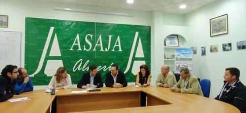 ASAJA analiza la situación de la agricultura almeriense con  el portavoz adjunto del Gobierno y miembros del Parlamento andaluz