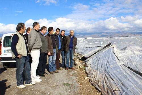 El Ayuntamiento desplaza hasta San Agustín todos los recursos disponibles para restituir cuanto antes los accesos a fincas y caminos y ayudar a las 400 familias afectadas por el granizo