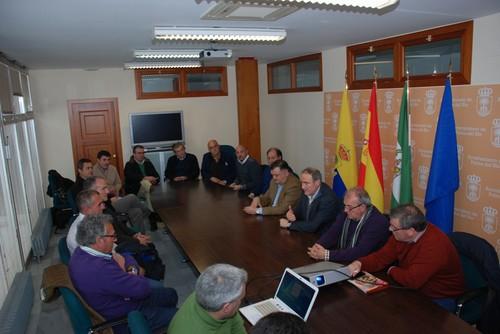 Empresarios y agricultores de Vícar conocen la actividad agrícola en la Vega del Guadalquivir