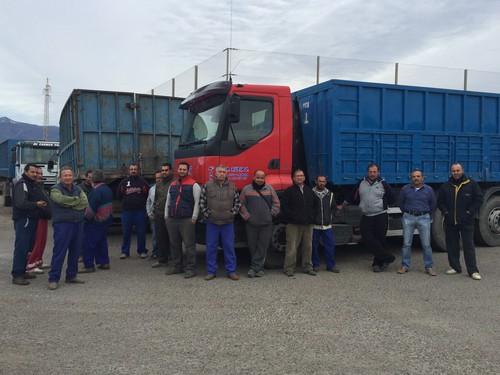 Transportistas afectados por no poder llevar restos vegetales con rafia a Ejido Medio Ambiente se concentran a modo de protesta