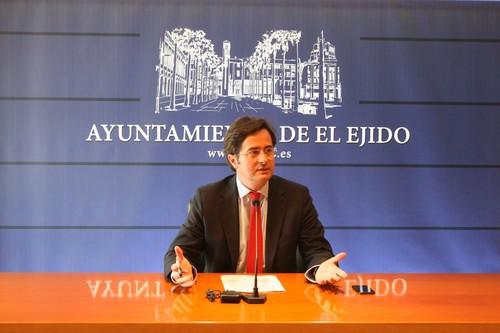 El alcalde de El Ejido se reúne con el Delegado de Agricultura para tratar de desbloquear el problema de la parcela para Frutilados