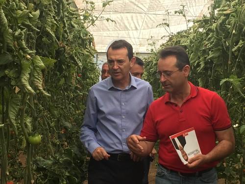 Pérez Navas suscribe “un contrato” con los agricultores con 11 medidas para resolver sus demandas