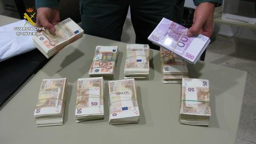 La Guardia Civil detiene a tres personas por estafar a agricultores de Adra