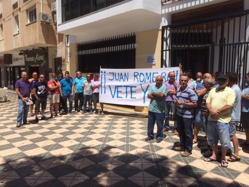 Comuneros de ‘Sol y Arena’ protestan en las puertas de la  Comunidad de Regantes por la 'nefasta' gestión de Juan Romero y su Junta Directiva