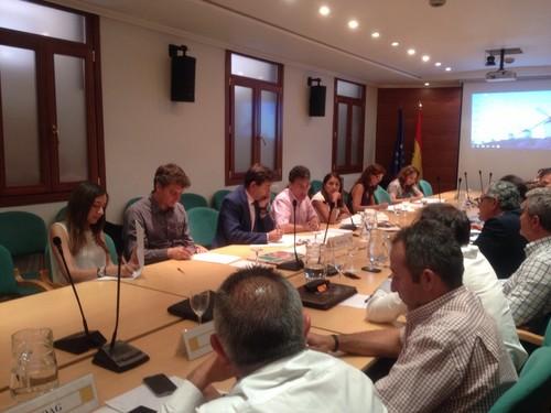 Carlos Cabanas analiza con el sector hortofrutícola el desarrollo de la campaña de verano que en la actualidad muestra un incremento de la demanda sobre la oferta