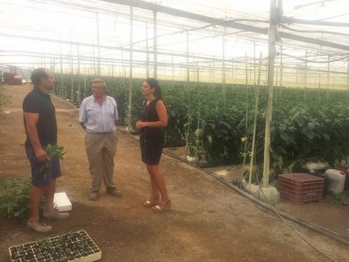 La parlamentaria socialista Noemí Cruz visita a los agricultores para conocer las consecuencias del veto ruso