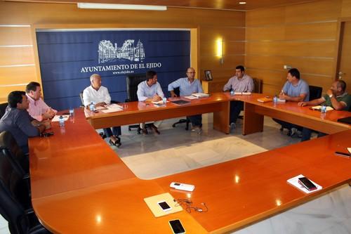 El Ayuntamiento de El Ejido aborda junto COAG y ASAJA las necesidades del sector al inicio de la campaña agrícola