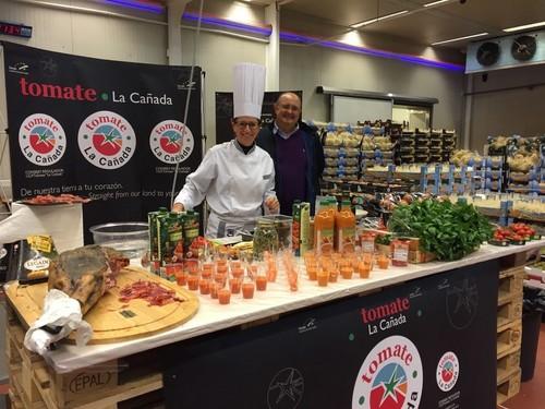 La promoción del ‘tomate más rico’ en el Mercado de Milán tuvo un gran éxito de participación en su primera jornada