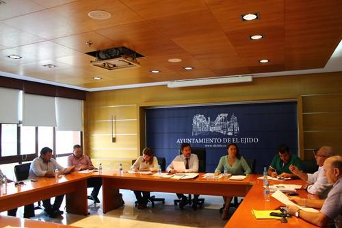 El Ejido acoge una reunión entre parlamentarios andaluces y organizaciones agrarias para analizar las necesidades del sector hortofrutícola de Almería