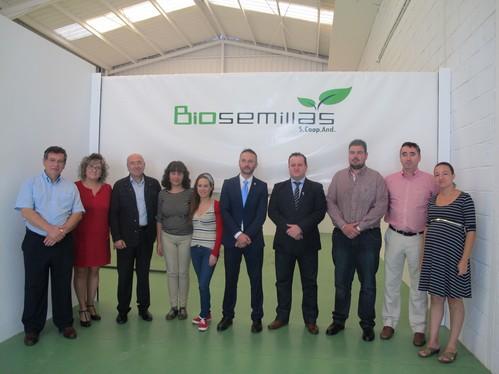 El delegado de Economía visita las instalaciones de la cooperativa alhameña Biosemillas