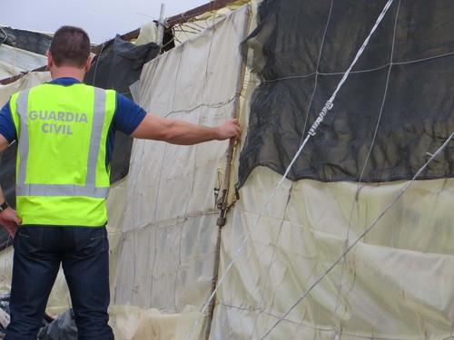 La Guardia Civil esclarece el robo con violencia cometido en una finca invernada de Adra