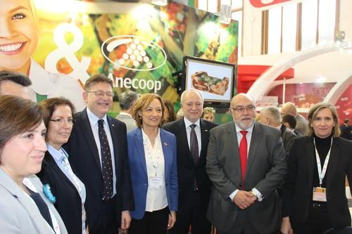 La consejera de Agricultura inaugura el espacio de Andalucía en Fruit Logistica y mantiene reuniones con Anecoop y distintas organizaciones andaluzas