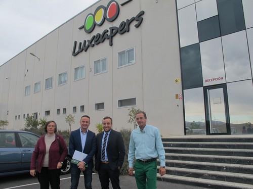 La empresa almeriense Luxeapers, dos veces finalista provincial de los premios Alas, recibe la visita del delegado de Economía