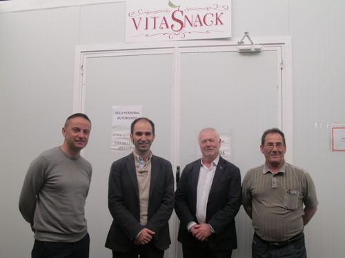 El delegado de Economía visita la empresa fabricante de snacks de fruta y verdura Natural Crunch