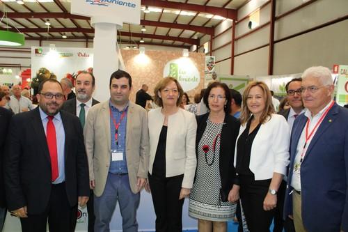 El stand de Grupo Agroponiente (Agroponiente-Vegacañada) atiende la visita de cientos de agricultores en el primer día de Expo Levante
