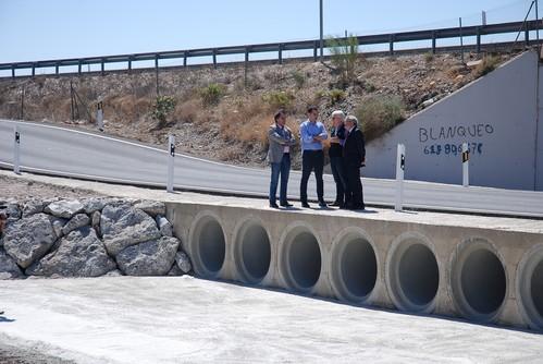 El alcalde y el subdelegado del Gobierno en Almería visitan los accesos renovados a Vegacañada, junto al director general de la empresa