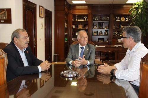 Gabriel Amat se reúne con Hortiespaña para presentar su moción de apoyo a la Interprofesional del Invernadero
