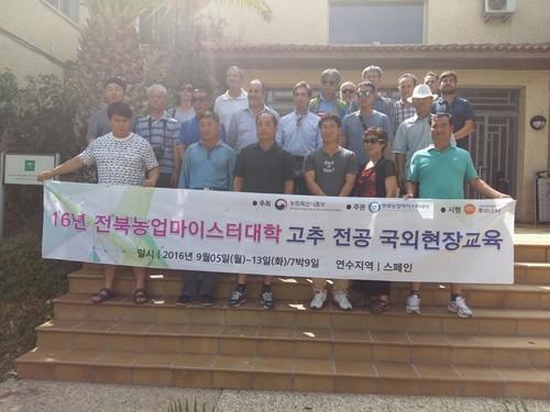 Una delegación de Corea del Sur se interesa por la investigación y experimentación en horticultura de IFAPA La Mojonera