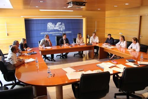 La Junta de Gobierno ejidense da luz verde a la adjudicación del contrato de alquiler de maquinaria específica para desbrozar y limpiar vías rurales