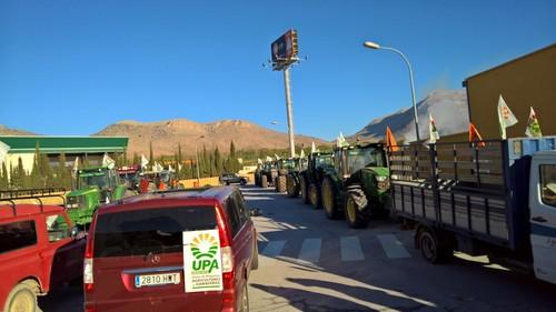 Cerca de 400 tractores cortan la A-92 en protesta por la situación de las ayudas a la agricultura ecológica