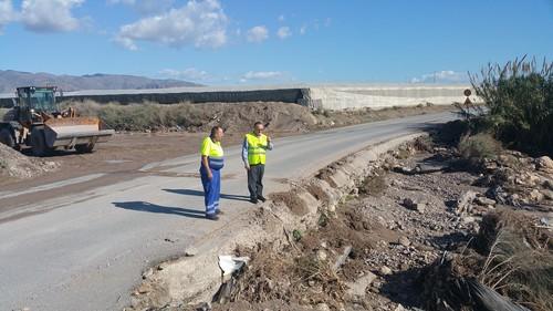 La Concejalía de Agricultura de Roquetas trabaja intensamente para paliar los daños de las lluvias en accesos a invernaderos