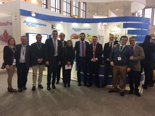 El alcalde de Almería arropa al sector agroalimentario con su presencia en la Feria Fruit Logística