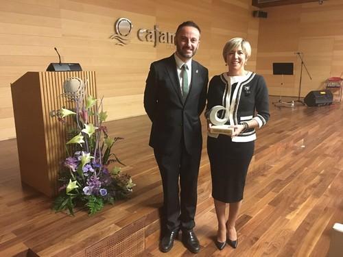 Mari Carmen Galera, de TECNOVA, recibe un precio enmarcado dentro de su trayectoria empresarial