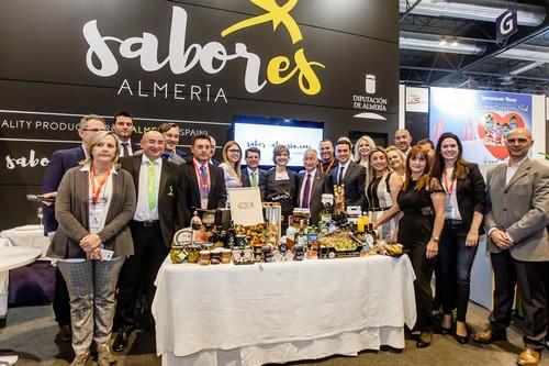 La ministra de Agricultura arropa a los empresarios almerienses en el ‘stand’ de ‘Sabores Almería’