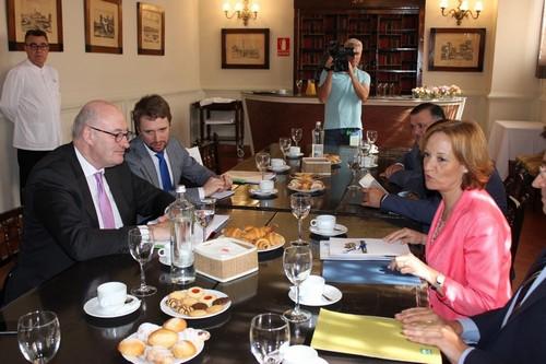 Carmen Ortiz presenta al comisario europeo de Agricultura un proyecto para dar un nuevo impulso al relevo generacional