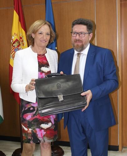 Rodrigo Sánchez Haro recibe la cartera de Agricultura, Pesca y Desarrollo Rural de manos de Carmen Ortiz