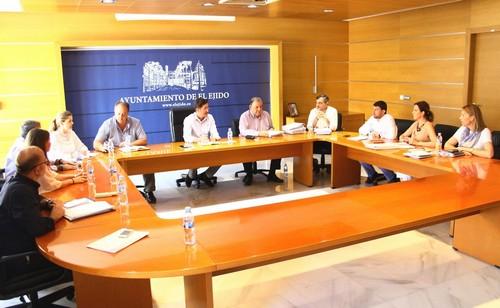 La Junta de Gobierno aprueba licencias de modernización de invernaderos y la adjudicación del servicio de seguridad privada del Castillo de Guardias Viejas