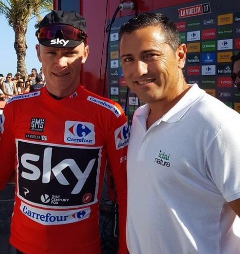 Idai Nature entrega el premio al mejor equipo de la 6 etapa de la Vuelta Ciclista a España
