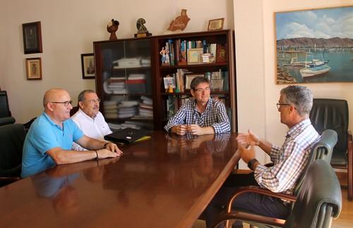 Hortiespaña se reúne con el alcalde de Adra para presentarle la campaña de promoción sobre el cultivo de invernadero