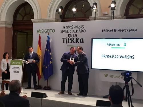 Francisco Vargas recibe uno de los galardones del 15 aniversario Sigfito