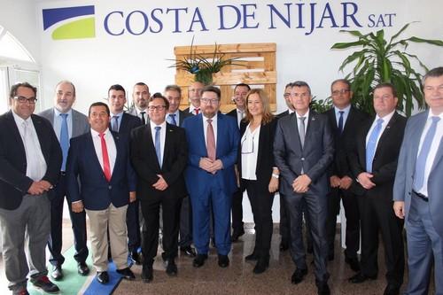 El consejero insiste en que reclamará infraestructuras para los regadíos almerienses en su visita a SAT Costa de Níjar por su XX aniversario