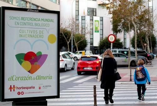 La campaña ‘Cultivos de Invernadero’ estrena el año inundando las calles  de Almería