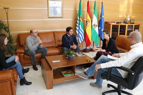 El alcalde ejidense recibe a una delegación de Westland para analizar los retos y prioridades comunes del sector hortofrutícola