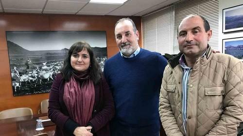 El PSOE se reúne con el delegado de Agricultura para abordar el certificado de calidad del pimiento de Berja