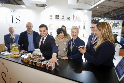 Compradores de una veintena de países se dejan seducir por los productos de ‘Sabores Almería’
