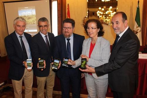 Sánchez Haro presenta la app PlantEN, una herramienta que permitirá avanzar en el control biológico en invernaderos