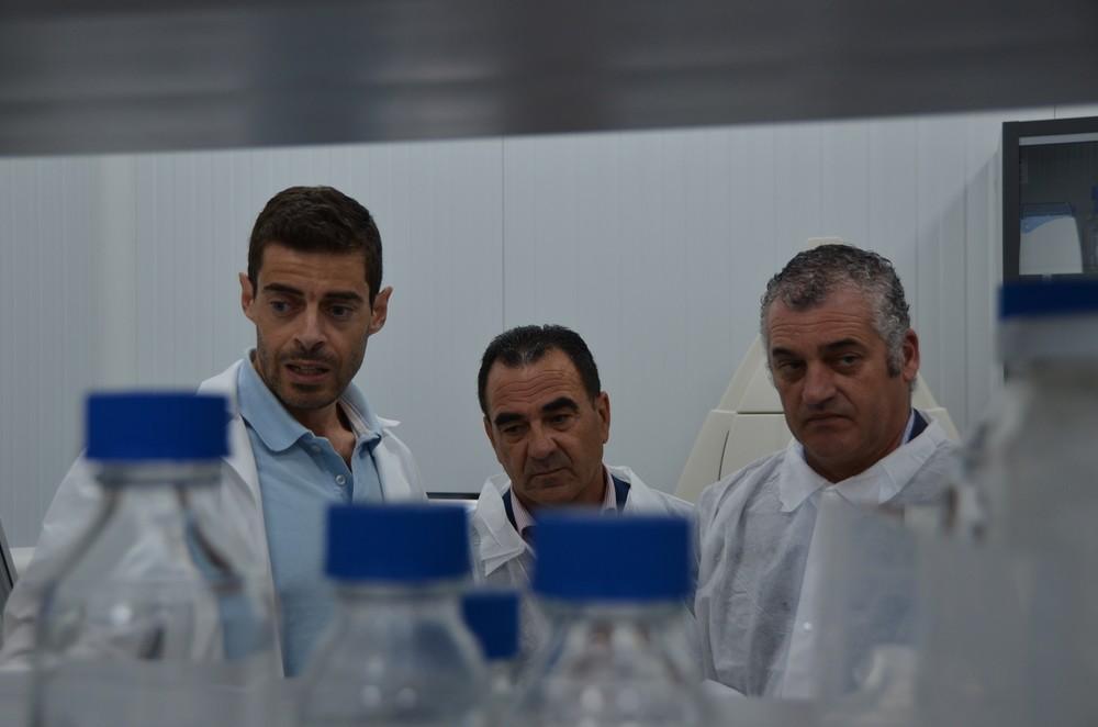 Agrobío muestra su avance en I+D en la visita del consejero de Empleo a sus instalaciones en Almería