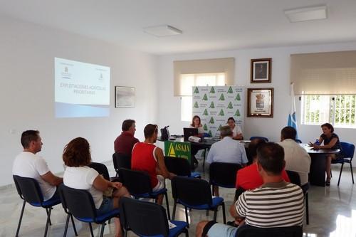 ASAJA celebra en Balanegra una reunión con agricultores para analizar la situación de ayudas a jóvenes y modernización