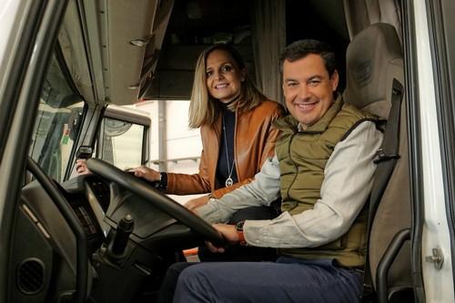 Juanma Moreno exige a Díaz en El Ejido que alce la voz contra Sánchez para defender el sector del transporte en Andalucía