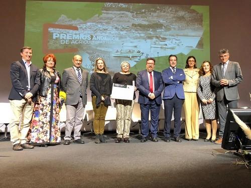 La presidenta de AMCAE-Andalucía, Pilar Gómez Fernández, recoge el premio ‘Iniciativa de Mujeres’ de la Consejería de Agricultura