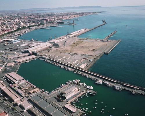 El Puerto de Almería acondicionará el fondeadero pesquero para mejorar la seguridad, la eficiencia energética y la comercialización