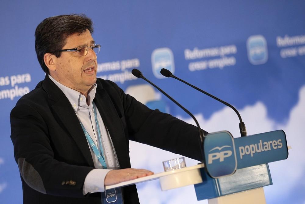 Matarí critica que el nuevo gobierno de Pedro Sánchez empieza castigando duramente a los agricultores almerienses con la rebaja fiscal
