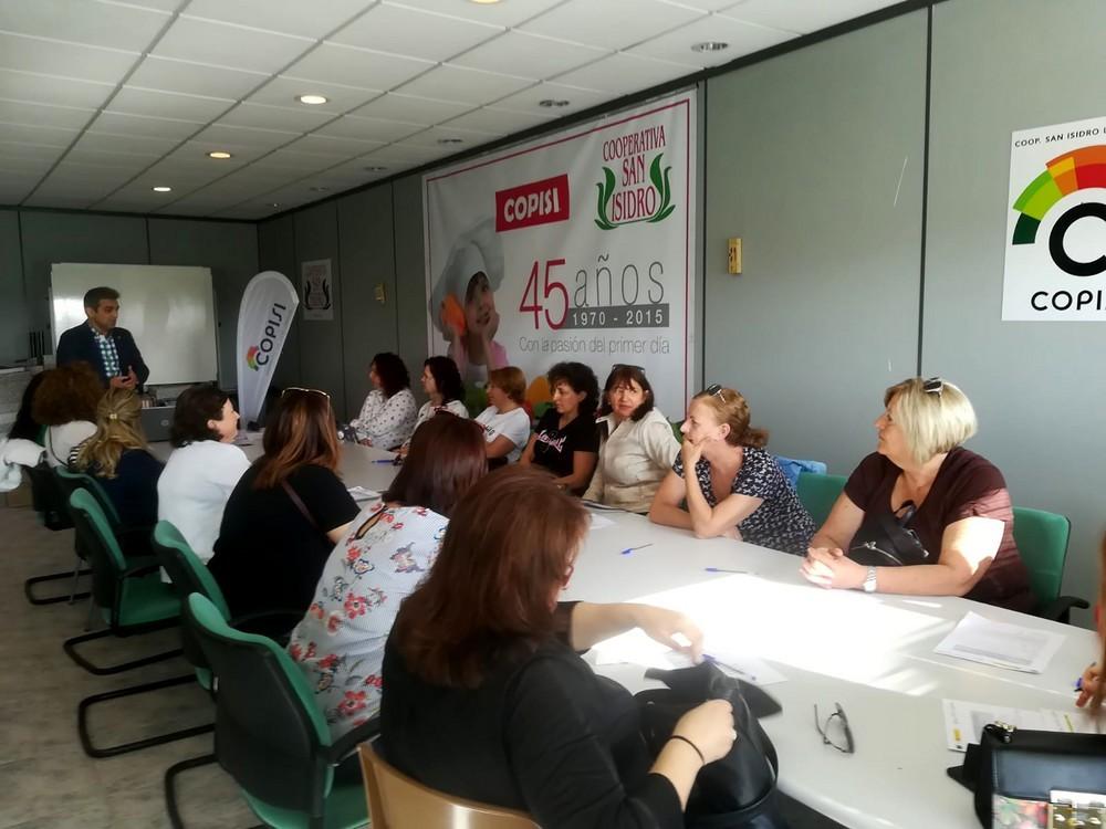 Agricultoras de la cooperativa San Isidro Labrador trabajan el liderazgo de las mujeres